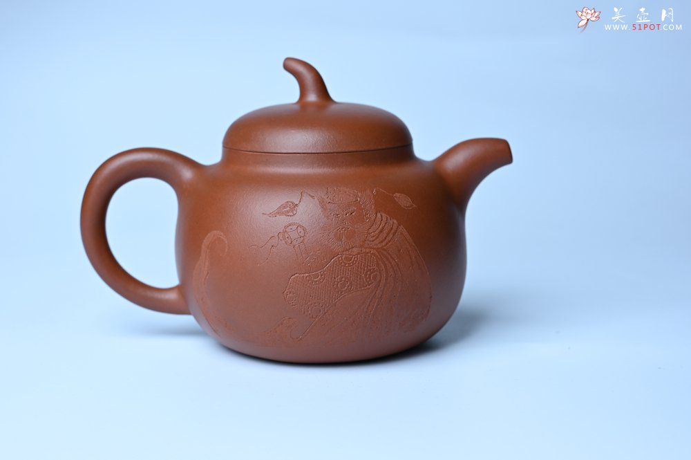 紫砂壶图片：特油润黄龙山小红泥全手工一捺底景舟茄段壶 装饰人物特文气 - 宜兴紫砂壶网