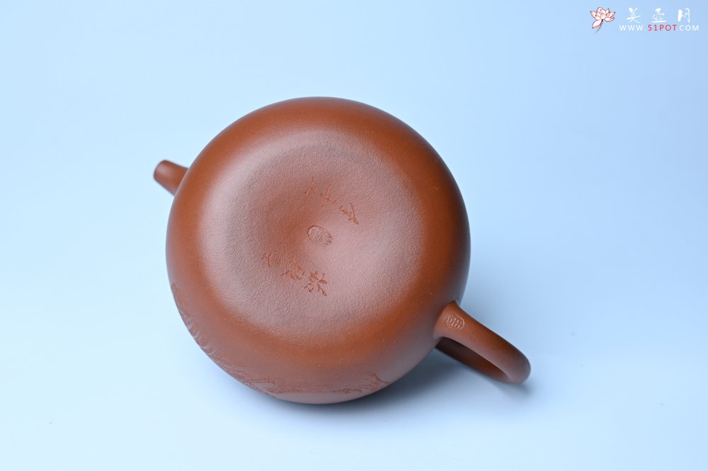 紫砂壶图片：特油润黄龙山小红泥全手工一捺底景舟茄段壶 装饰人物特文气 - 宜兴紫砂壶网