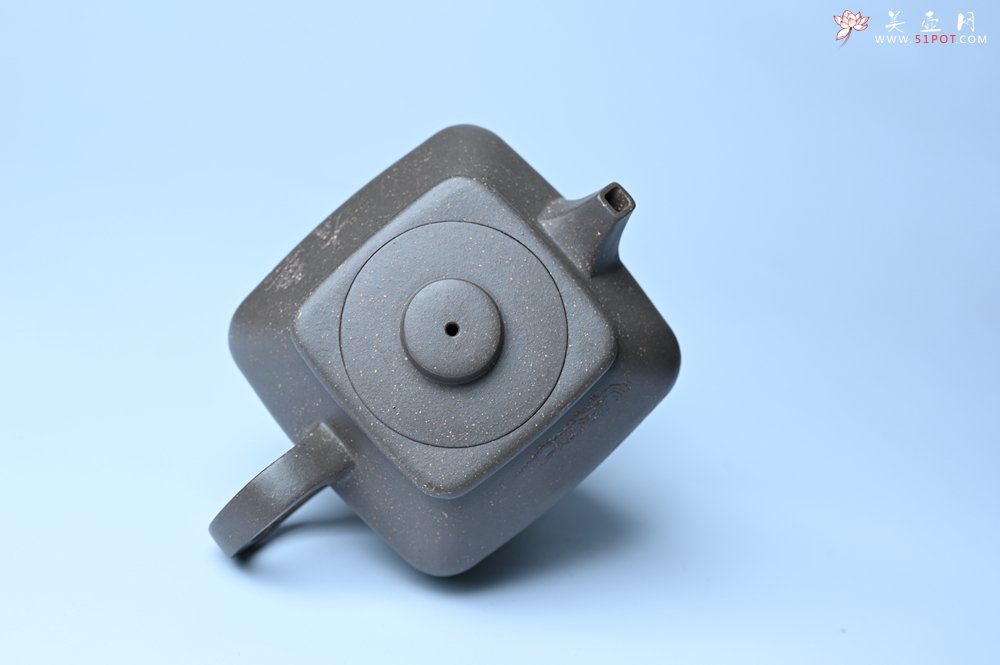 紫砂壶图片：美壶特惠 精致青灰段泥混方巨轮壶 茶壶 无事竹间坐 有情化外游 - 宜兴紫砂壶网