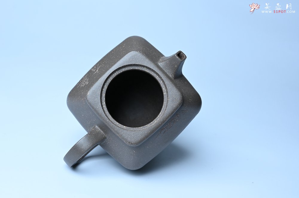 紫砂壶图片：美壶特惠 精致青灰段泥混方巨轮壶 茶壶 无事竹间坐 有情化外游 - 宜兴紫砂壶网