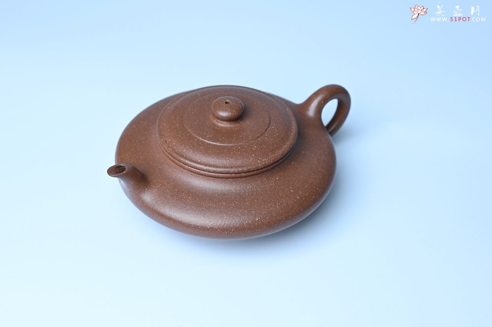 紫砂壶图片：潜力股周小培 特好文革老紫泥 全手工虚扁壶 难度大 好壶期待与您结缘 - 宜兴紫砂壶网