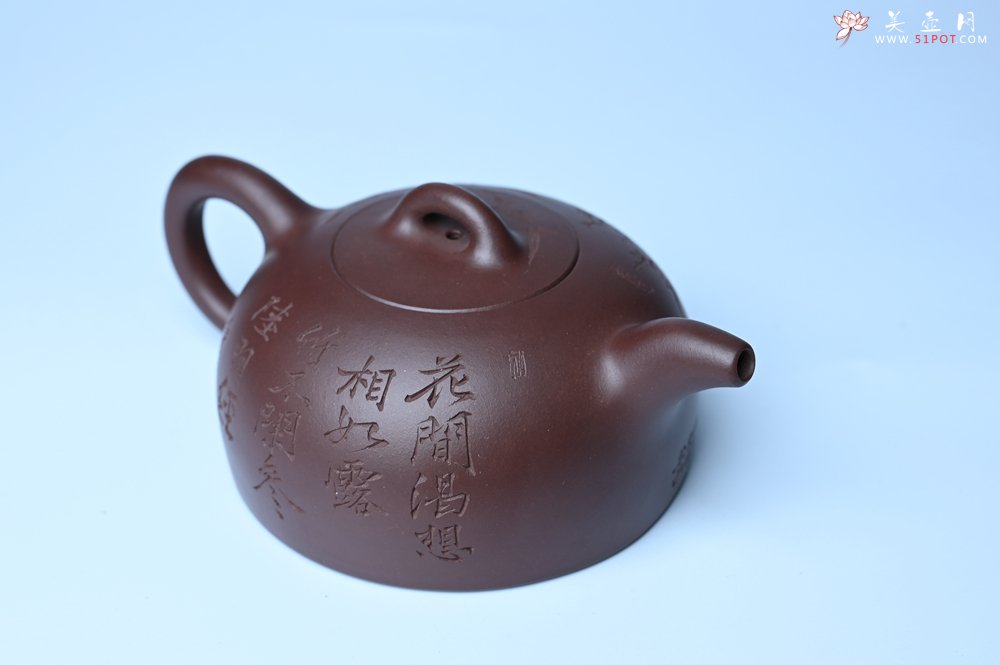 紫砂壶图片：潜力股周小培老师 油润底槽清 卡盖难度相当大 全手工半月紫砂壶 花间渴想相如露,竹不闲参陆羽经 - 宜兴紫砂壶网