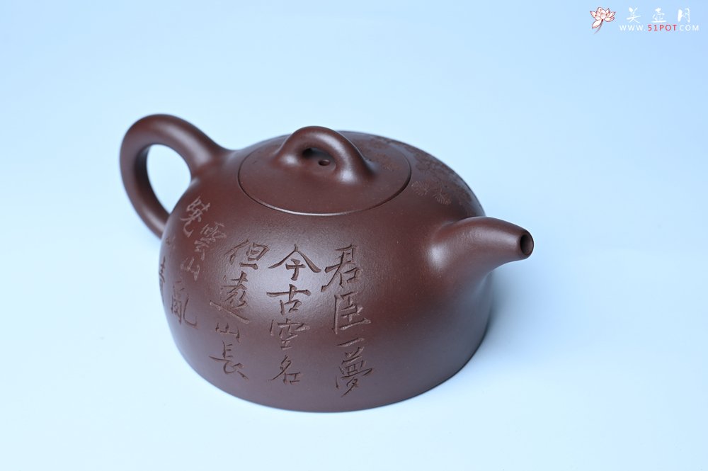 紫砂壶图片：油润底槽清 卡盖难度相当大 全手工半月紫砂壶  君臣一梦,今古空名 但远山长,云山乱,晓山青 - 宜兴紫砂壶网