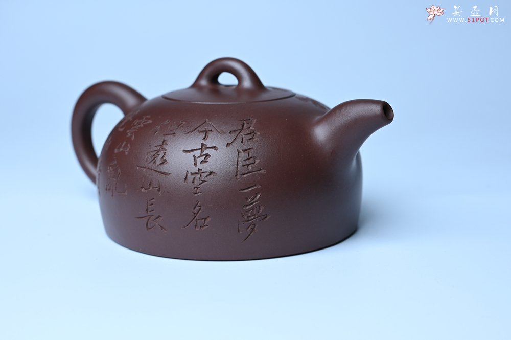 紫砂壶图片：油润底槽清 卡盖难度相当大 全手工半月紫砂壶  君臣一梦,今古空名 但远山长,云山乱,晓山青 - 宜兴紫砂壶网