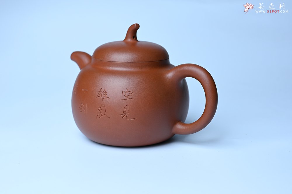 紫砂壶图片：特油润黄龙山小红泥全手工一捺底景舟茄段壶 装饰人物特文气 - 宜兴紫砂壶网