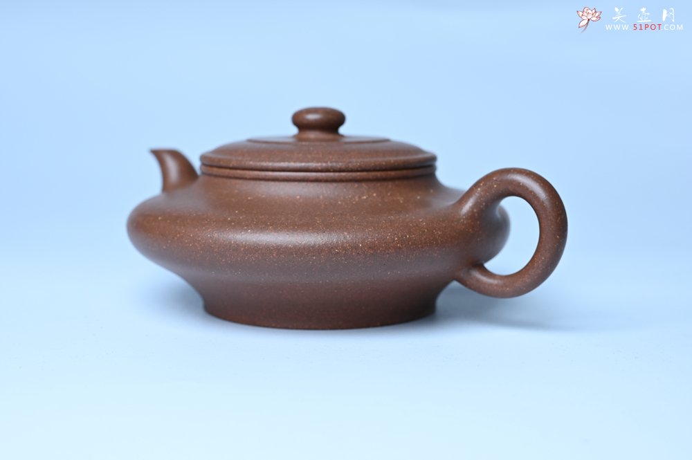 紫砂壶图片：潜力股周小培 特好文革老紫泥 全手工虚扁壶 难度大 好壶期待与您结缘 - 宜兴紫砂壶网