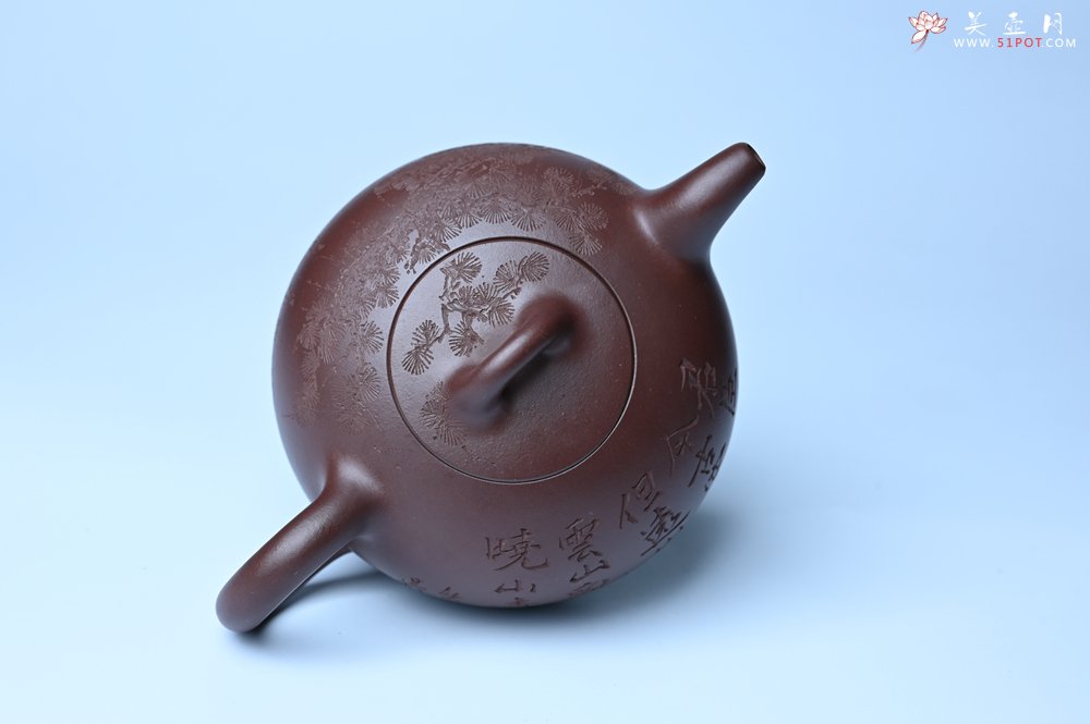 紫砂壶图片：油润底槽清 卡盖难度相当大 全手工半月紫砂壶  君臣一梦,今古空名 但远山长,云山乱,晓山青 - 宜兴紫砂壶网