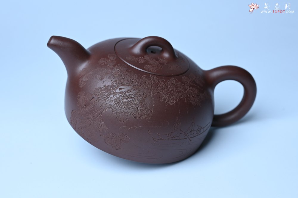 紫砂壶图片：油润底槽清 卡盖难度相当大 全手工半月紫砂壶  君臣一梦,今古空名 但远山长,云山乱,晓山青 - 宜兴紫砂壶网