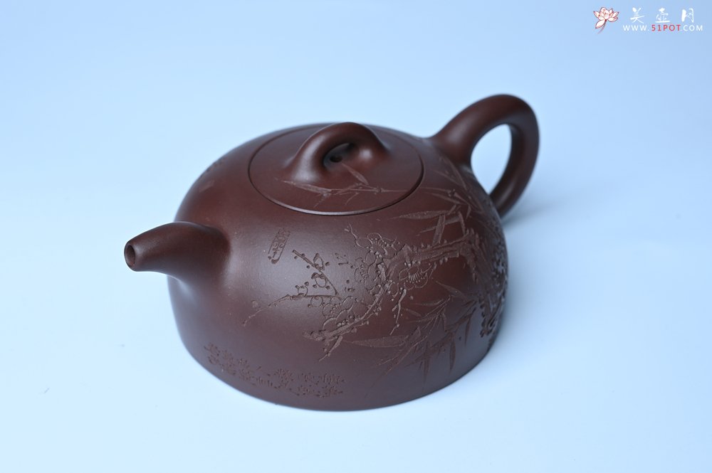 紫砂壶图片：潜力股周小培老师 油润底槽清 卡盖难度相当大 全手工半月紫砂壶 花间渴想相如露,竹不闲参陆羽经 - 宜兴紫砂壶网