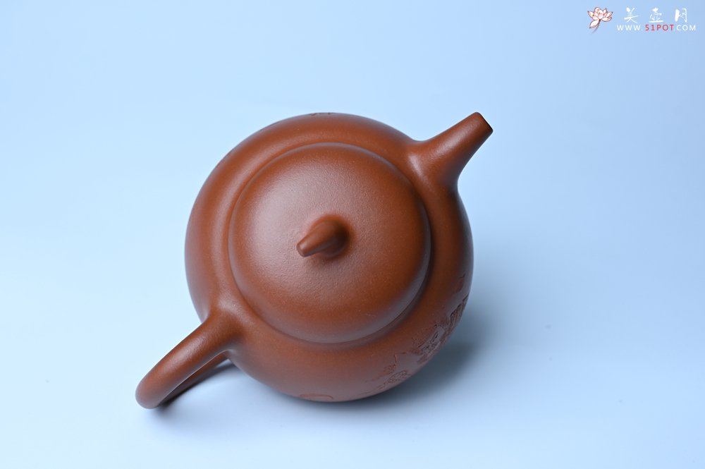 紫砂壶图片：特油润黄龙山小红泥全手工一捺底景舟茄段壶 装饰人物特文气 - 宜兴紫砂壶网