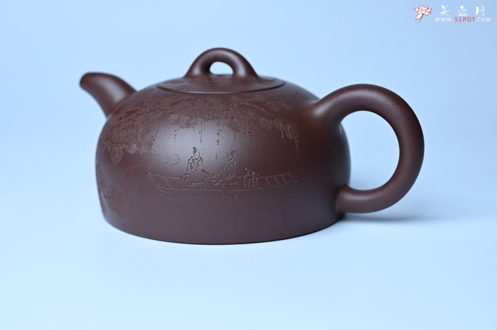 紫砂壶图片：油润底槽清 卡盖难度相当大 全手工半月紫砂壶  君臣一梦,今古空名 但远山长,云山乱,晓山青 - 宜兴紫砂壶网