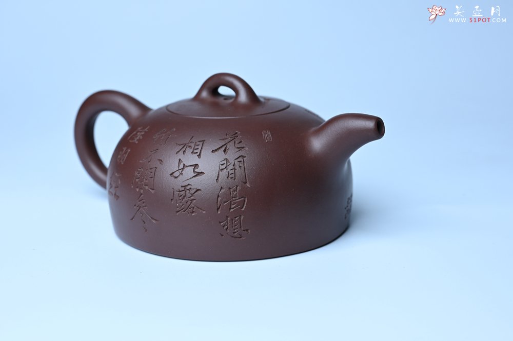 紫砂壶图片：潜力股周小培老师 油润底槽清 卡盖难度相当大 全手工半月紫砂壶 花间渴想相如露,竹不闲参陆羽经 - 宜兴紫砂壶网
