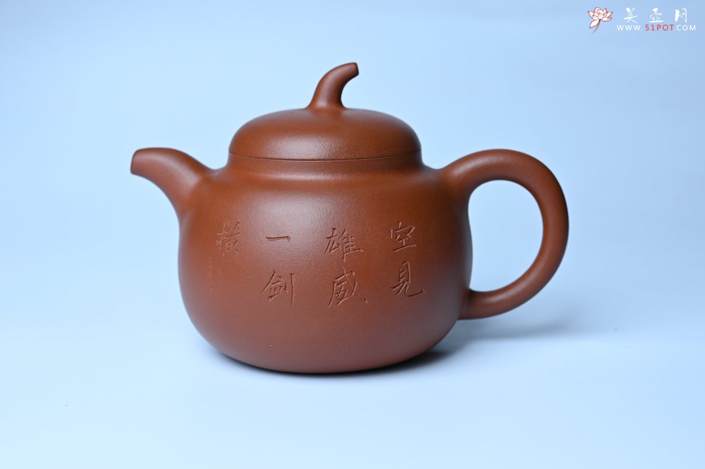 紫砂壶图片：特油润黄龙山小红泥全手工一捺底景舟茄段壶 装饰人物特文气 - 宜兴紫砂壶网