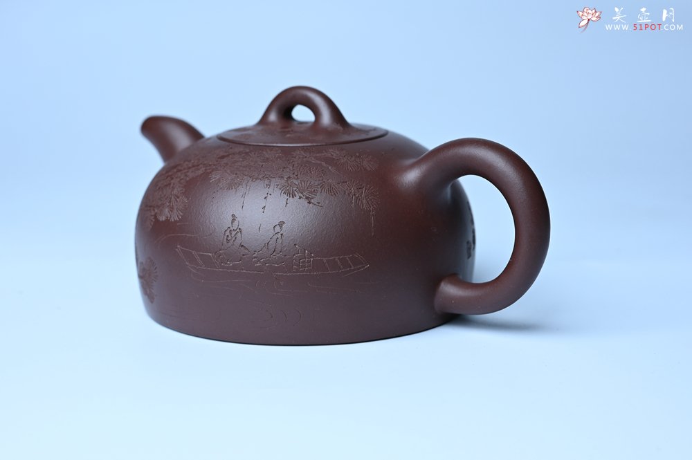 紫砂壶图片：油润底槽清 卡盖难度相当大 全手工半月紫砂壶  君臣一梦,今古空名 但远山长,云山乱,晓山青 - 宜兴紫砂壶网