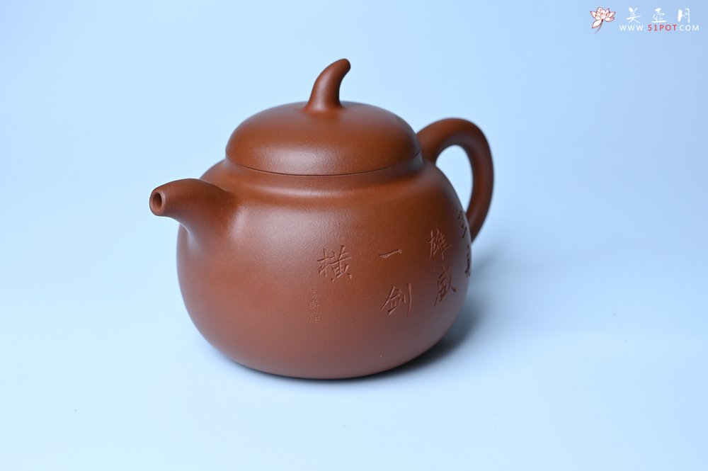 紫砂壶图片：特油润黄龙山小红泥全手工一捺底景舟茄段壶 装饰人物特文气 - 宜兴紫砂壶网