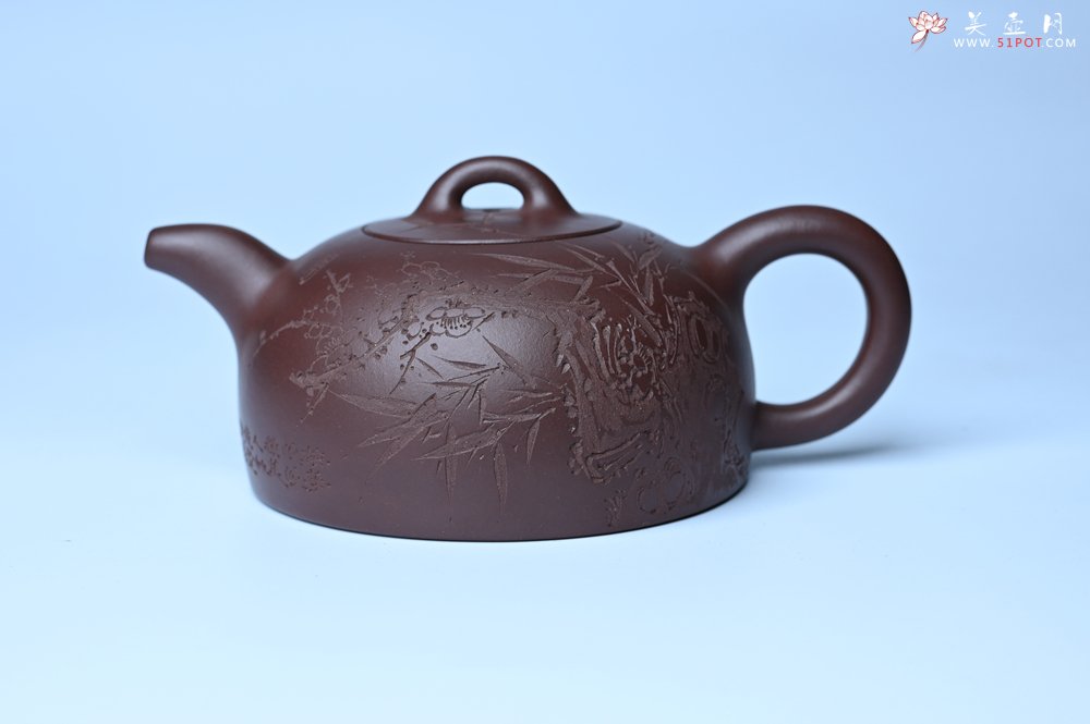 紫砂壶图片：潜力股周小培老师 油润底槽清 卡盖难度相当大 全手工半月紫砂壶 花间渴想相如露,竹不闲参陆羽经 - 宜兴紫砂壶网