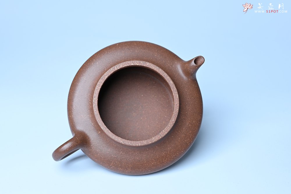 紫砂壶图片：潜力股周小培 特好文革老紫泥 全手工虚扁壶 难度大 好壶期待与您结缘 - 宜兴紫砂壶网