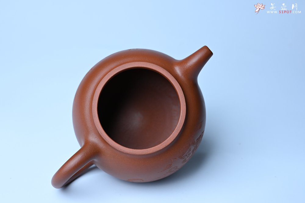 紫砂壶图片：特油润黄龙山小红泥全手工一捺底景舟茄段壶 装饰人物特文气 - 宜兴紫砂壶网