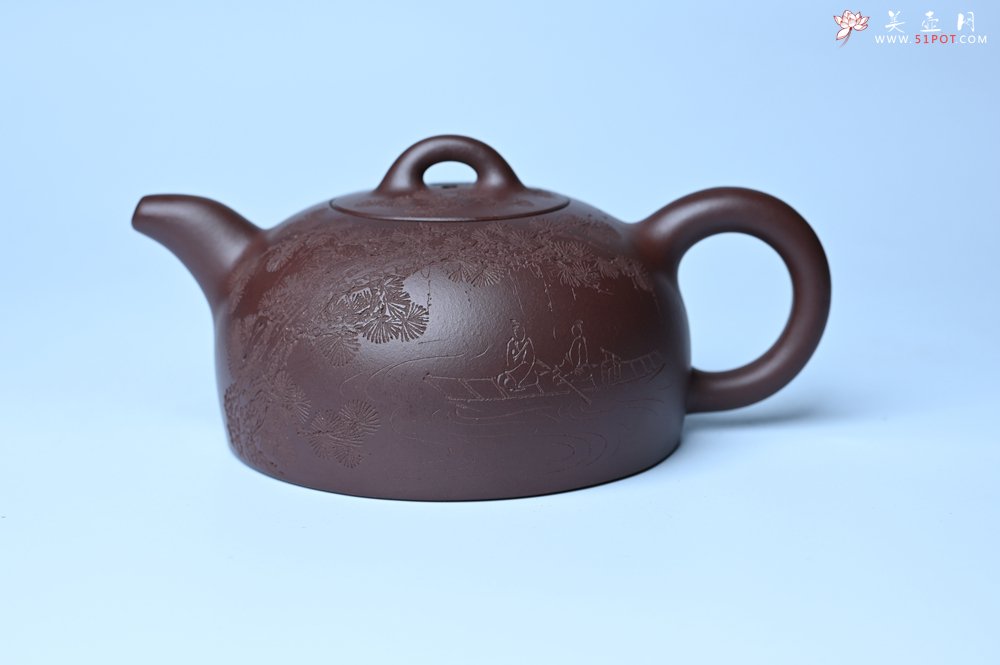 紫砂壶图片：油润底槽清 卡盖难度相当大 全手工半月紫砂壶  君臣一梦,今古空名 但远山长,云山乱,晓山青 - 宜兴紫砂壶网