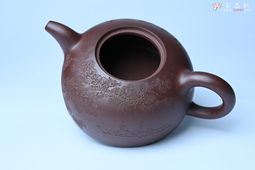 紫砂壶图片：油润底槽清 卡盖难度相当大 全手工半月紫砂壶  君臣一梦,今古空名 但远山长,云山乱,晓山青 - 宜兴紫砂壶网