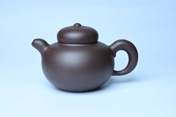 紫砂壶图片：美壶特惠 精致优质黑星土道洪风格德福壶 茶人醉爱 - 宜兴紫砂壶网