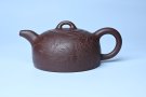 紫砂壶图片：潜力股周小培老师 油润底槽清 卡盖难度相当大 全手工半月紫砂壶 花间渴想相如露,竹不闲参陆羽经 - 宜兴紫砂壶网