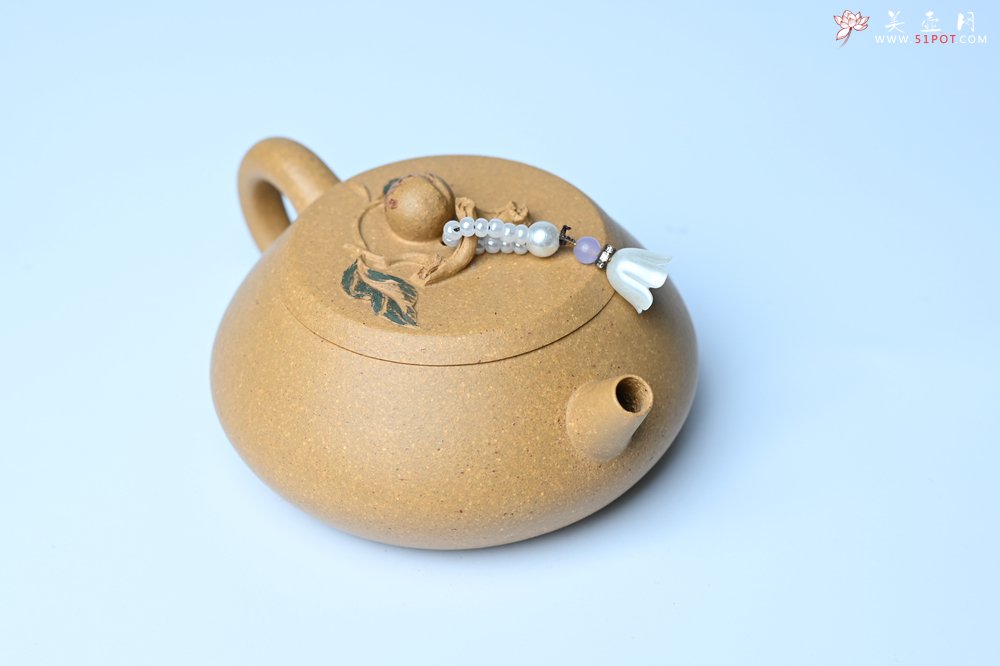 紫砂壶图片：美壶特惠 特好黄龙山段泥香桃壶 桃和叶特灵动 仿生佳作 - 宜兴紫砂壶网