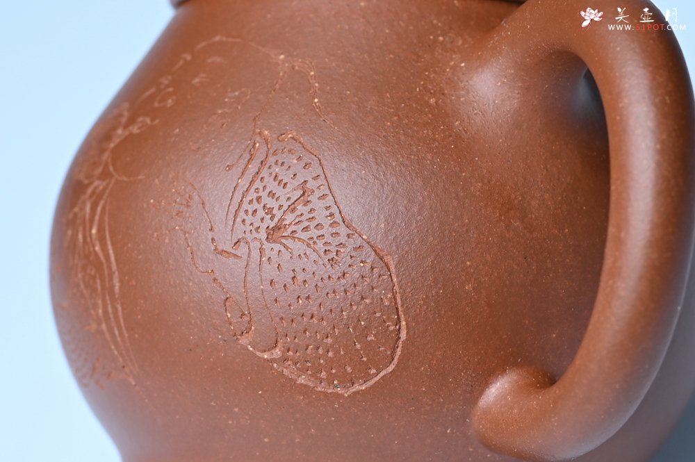 紫砂壶图片：美壶特惠 王老师 全手工红降坡泥潘壶 国助工 易轩 范小君徒杨志老师刻绘 装饰小富贵特文气 - 宜兴紫砂壶网