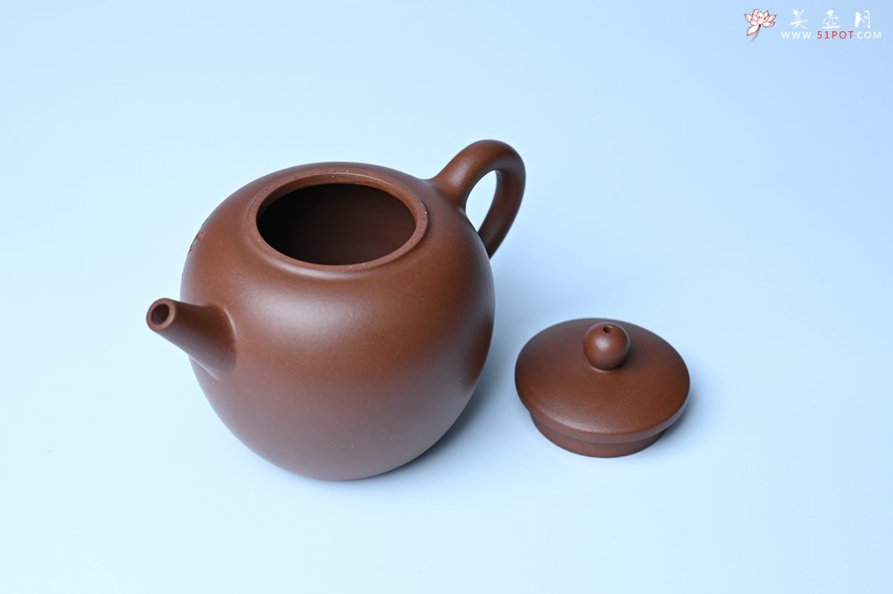 紫砂壶图片：毛国强入室弟子黄云初 特好老紫泥清莲壶 何水法书法清白 刘世涛伯陶刻 - 宜兴紫砂壶网