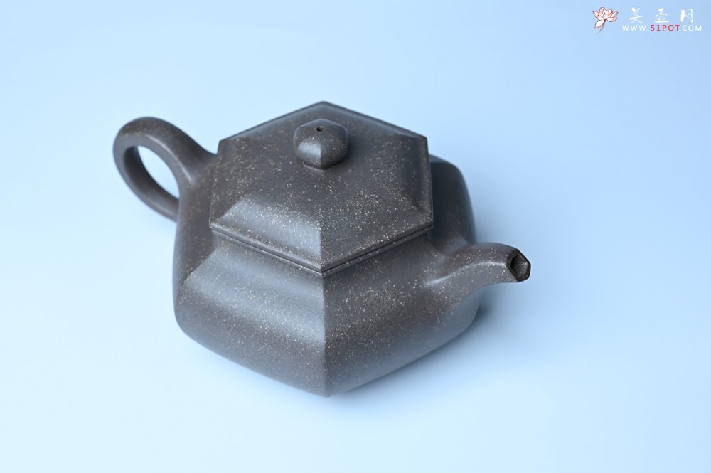 紫砂壶图片：实力派张海艳全手工精工老青灰泥六方仿古壶 气势磅礴 线面挺括平正 - 宜兴紫砂壶网