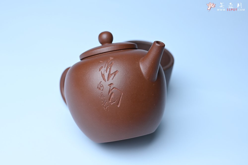 紫砂壶图片：毛国强入室弟子黄云初 特好老紫泥清莲壶 何水法书法清白 刘世涛伯陶刻 - 宜兴紫砂壶网