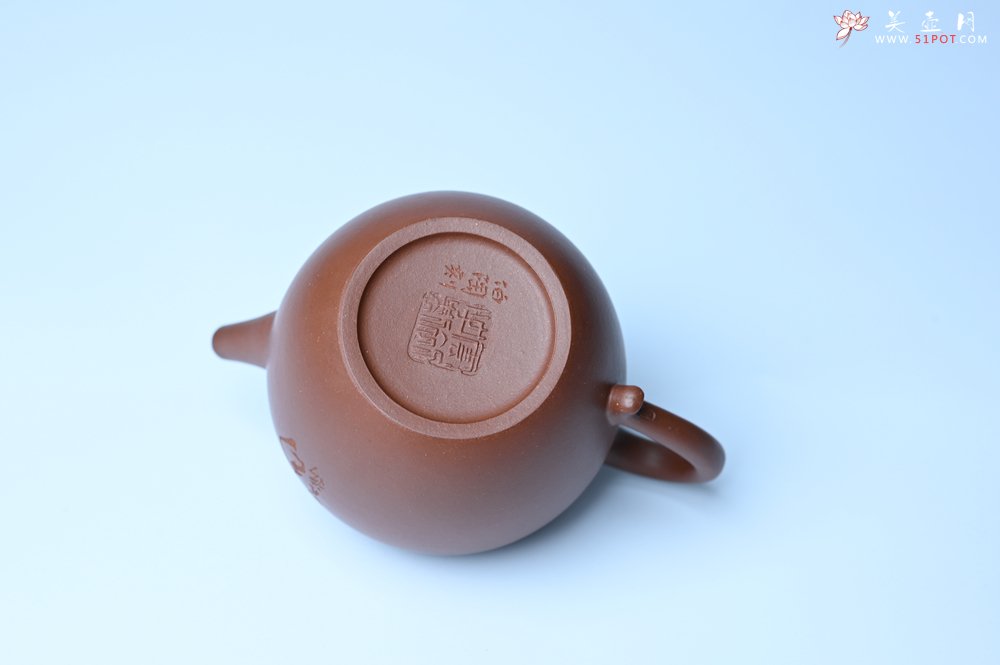 紫砂壶图片：毛国强入室弟子黄云初 特好老紫泥清莲壶 何水法书法清白 刘世涛伯陶刻 - 宜兴紫砂壶网