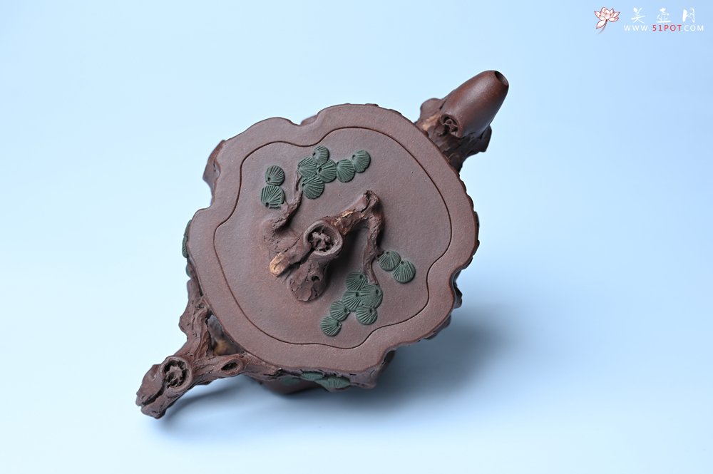 紫砂壶图片：实力派国工奚亮 全手工双色松桩壶 此壶灵动刻画描绘松桩之形 - 宜兴紫砂壶网