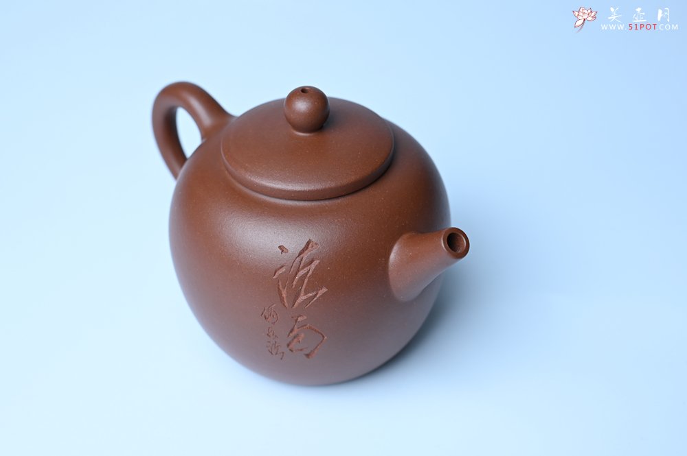 紫砂壶图片：毛国强入室弟子黄云初 特好老紫泥清莲壶 何水法书法清白 刘世涛伯陶刻 - 宜兴紫砂壶网