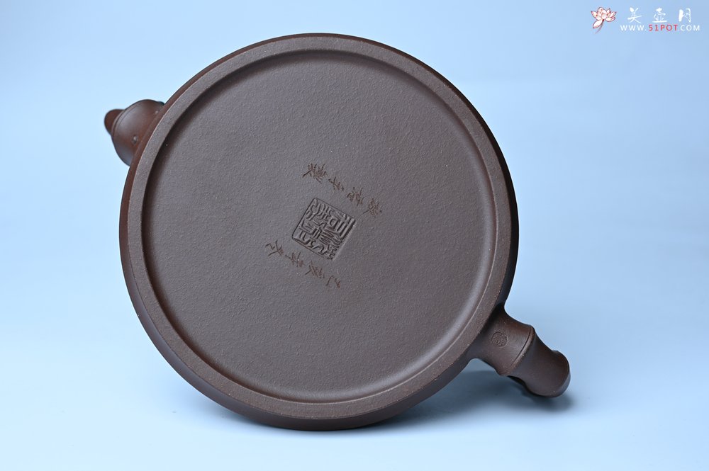 紫砂壶图片：美壶年底特惠 精品松竹梅紫砂壶 清虚静泰 暮色苍茫看劲松 乱云飞渡仍从容 - 宜兴紫砂壶网