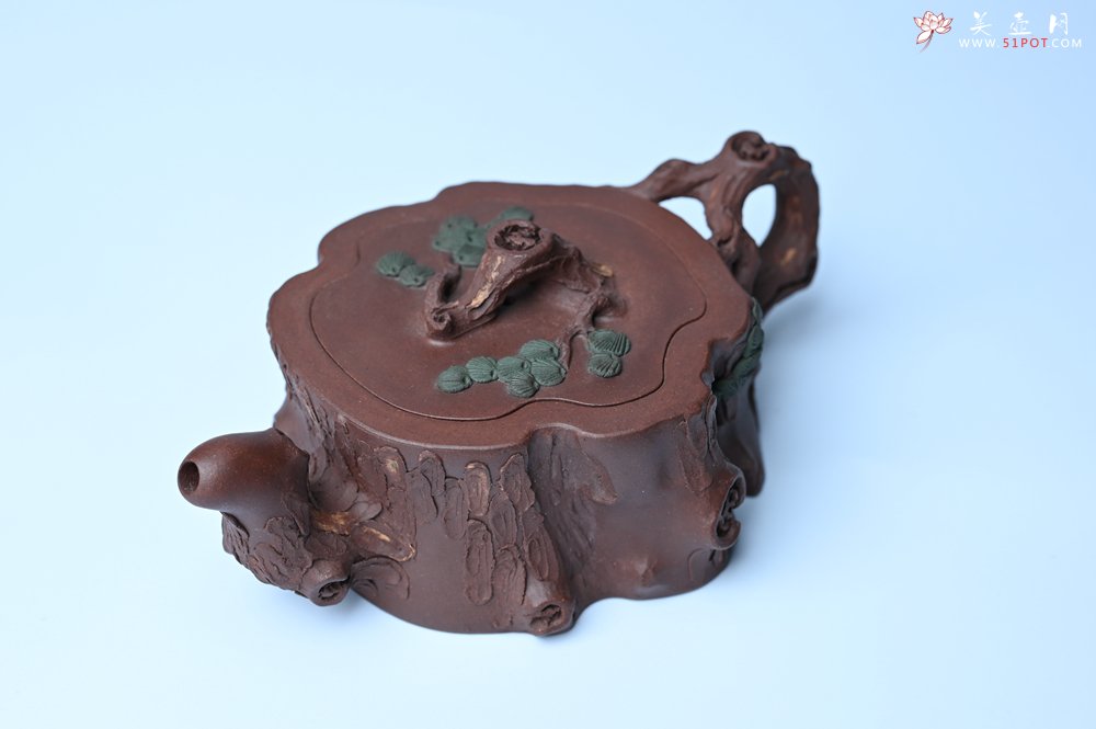 紫砂壶图片：实力派国工奚亮 全手工双色松桩壶 此壶灵动刻画描绘松桩之形 - 宜兴紫砂壶网