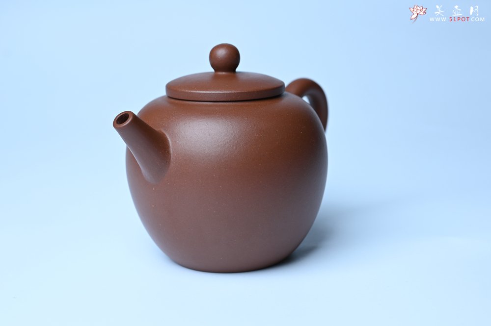 紫砂壶图片：毛国强入室弟子黄云初 特好老紫泥清莲壶 何水法书法清白 刘世涛伯陶刻 - 宜兴紫砂壶网