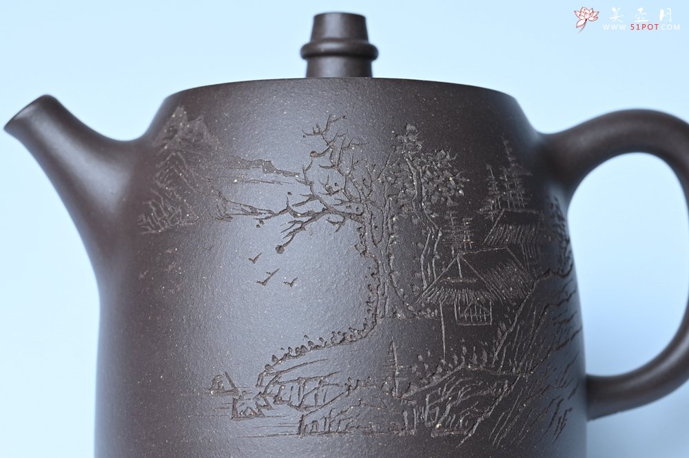 紫砂壶图片：美壶特惠 老紫泥精致山水汉铎壶 茶人醉爱 - 宜兴紫砂壶网