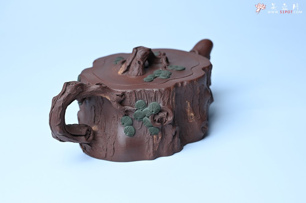 紫砂壶图片：实力派国工奚亮 全手工双色松桩壶 此壶灵动刻画描绘松桩之形 - 宜兴紫砂壶网