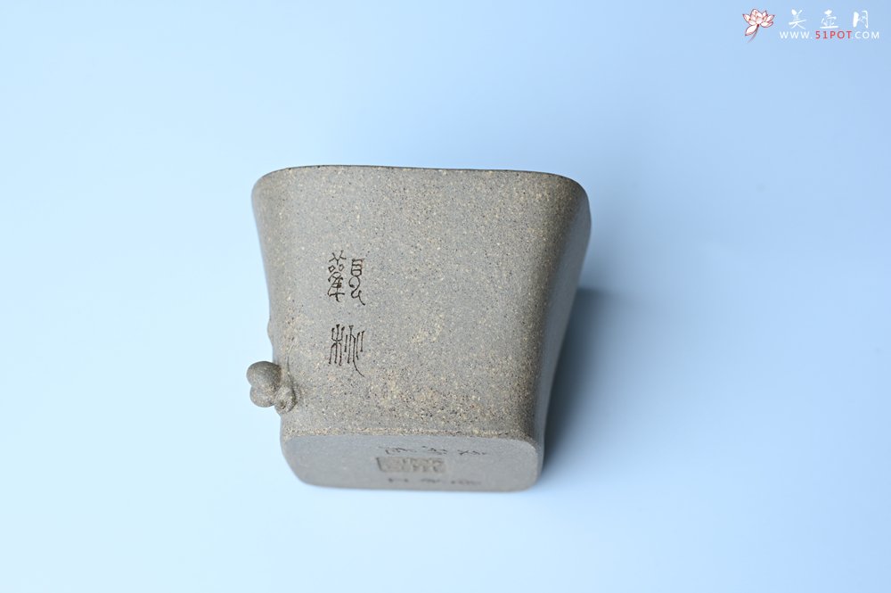 紫砂壶图片：实力派国工周斌（周镔） 采用8000块一捆的特好青段 全手工四方寿桃主人杯 观桃杯 - 宜兴紫砂壶网