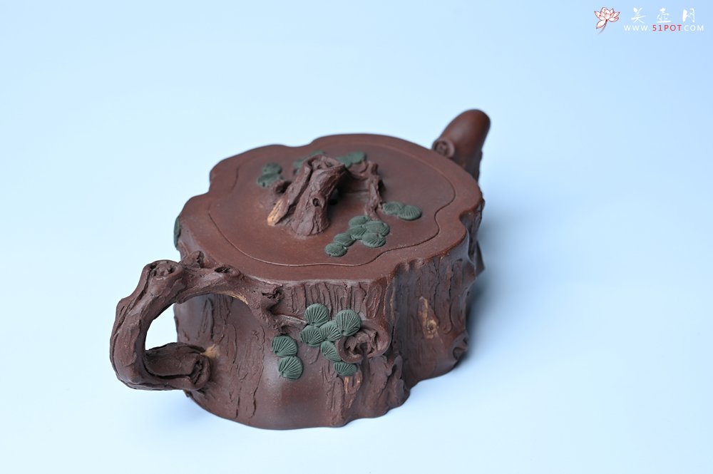 紫砂壶图片：实力派国工奚亮 全手工双色松桩壶 此壶灵动刻画描绘松桩之形 - 宜兴紫砂壶网