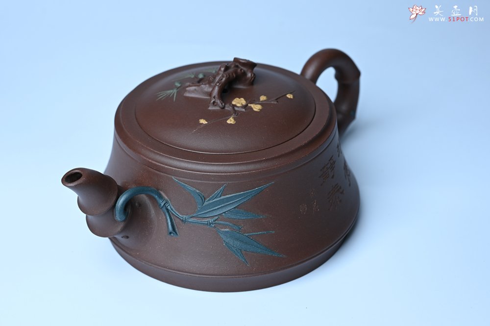 紫砂壶图片：美壶年底特惠 精品松竹梅紫砂壶 清虚静泰 暮色苍茫看劲松 乱云飞渡仍从容 - 宜兴紫砂壶网