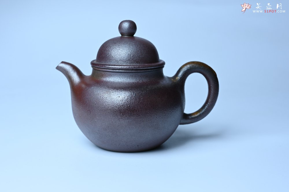 紫砂壶图片：美壶特惠 精致柴烧青灰泥掇球壶 茶人醉爱 - 宜兴紫砂壶网