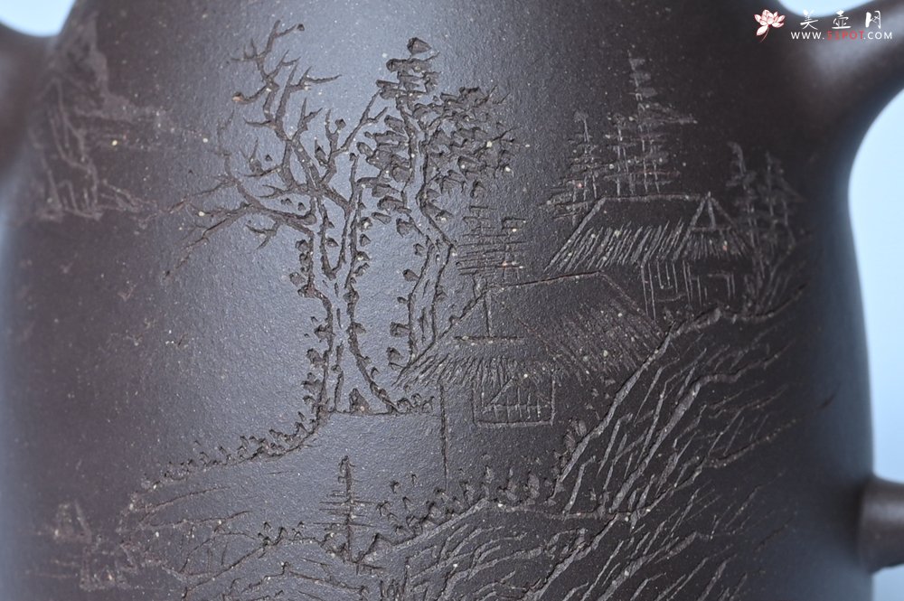 紫砂壶图片：美壶特惠 老紫泥精致山水汉铎壶 茶人醉爱 - 宜兴紫砂壶网