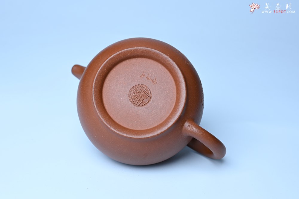 紫砂壶图片：美壶特惠 王老师 全手工红降坡泥潘壶 国助工 易轩 范小君徒杨志超老师刻绘 装饰小富贵特文气 - 宜兴紫砂壶网