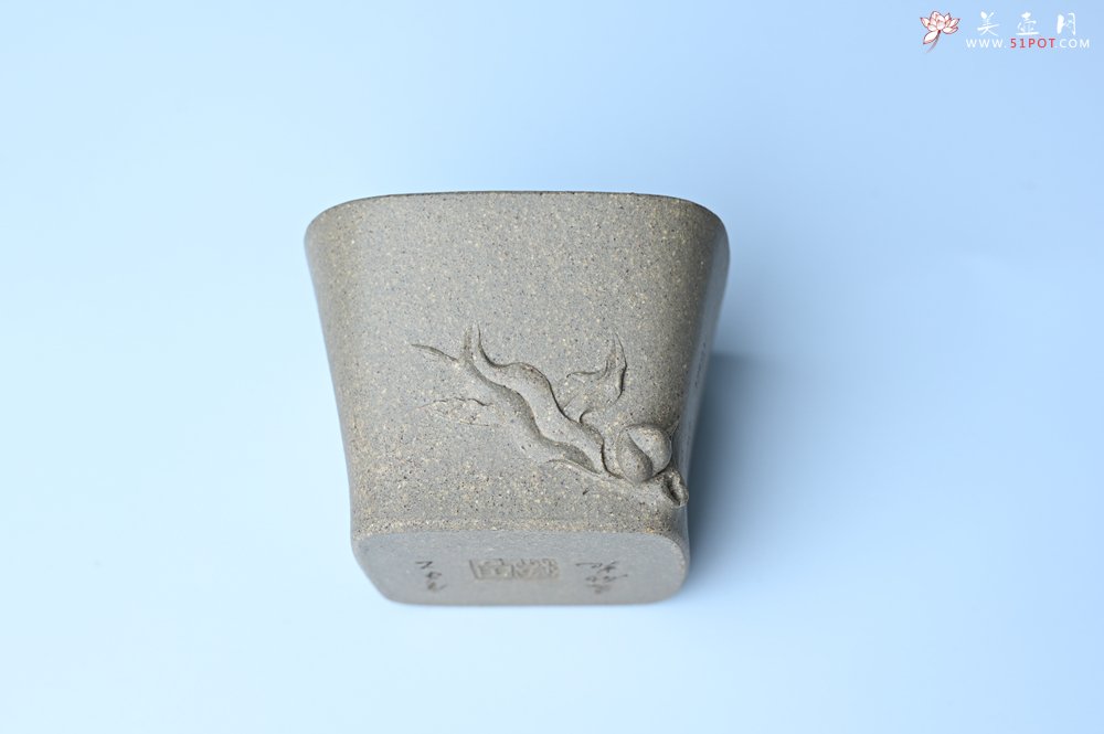 紫砂壶图片：实力派国工周斌（周镔） 采用8000块一捆的特好青段 全手工四方寿桃主人杯 观桃杯 - 宜兴紫砂壶网