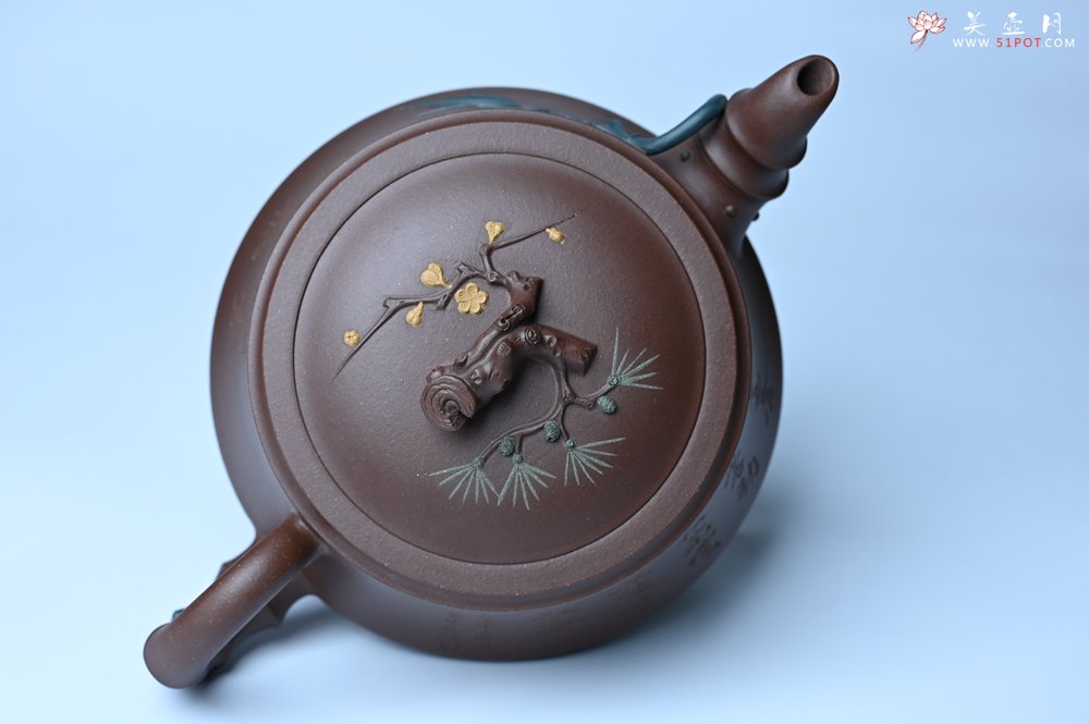 紫砂壶图片：美壶年底特惠 精品松竹梅紫砂壶 清虚静泰 暮色苍茫看劲松 乱云飞渡仍从容 - 宜兴紫砂壶网