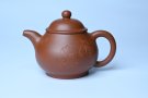 紫砂壶图片：美壶特惠 王老师 全手工红降坡泥潘壶 国助工 易轩 范小君徒杨志超老师刻绘 装饰小富贵特文气 - 宜兴紫砂壶网