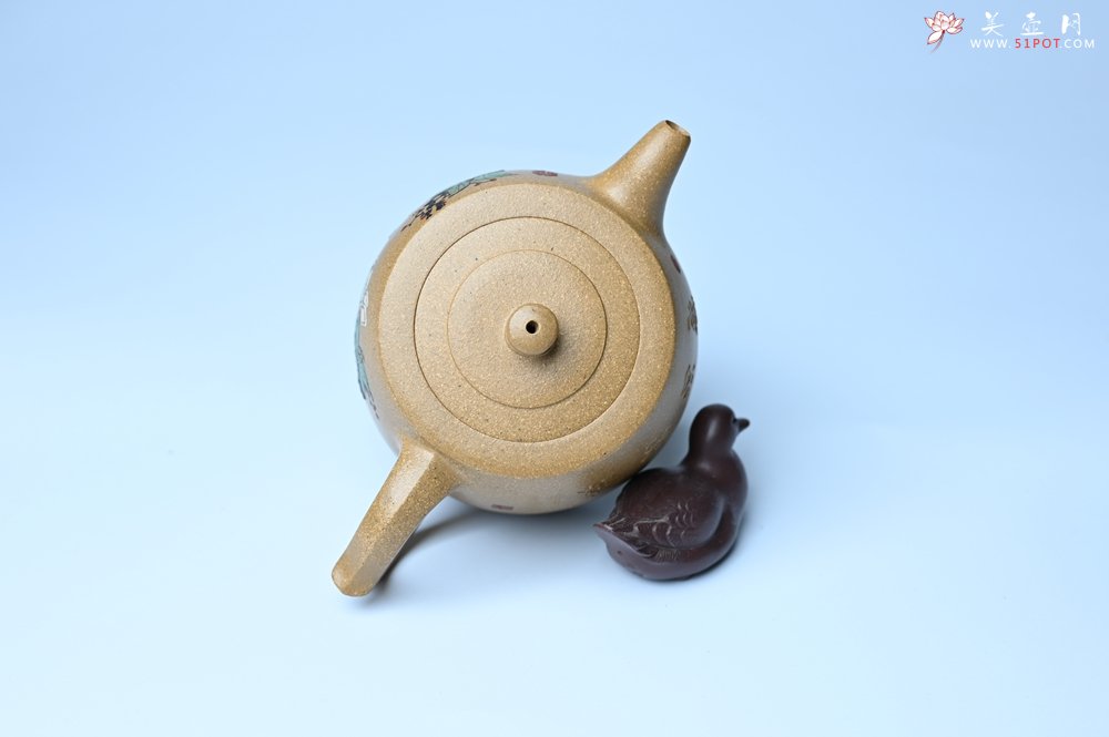 紫砂壶图片：美壶特惠 精致特好黄段泥井栏壶 泥绘祥瑞兔子 惠风和畅 寓意吉祥好运常来 - 宜兴紫砂壶网