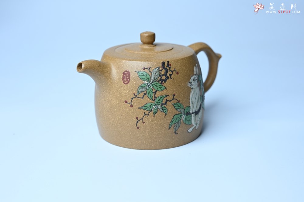紫砂壶图片：美壶特惠 精致特好黄段泥井栏壶 泥绘祥瑞兔子 惠风和畅 寓意吉祥好运常来 - 宜兴紫砂壶网